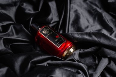 Siyah arka planda Mancera Red Tobacco parfümü