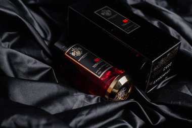 Siyah arka planda Mancera Red Tobacco parfümü