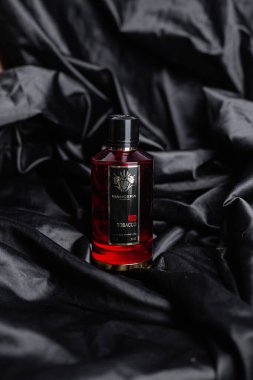 Siyah arka planda Mancera Red Tobacco parfümü