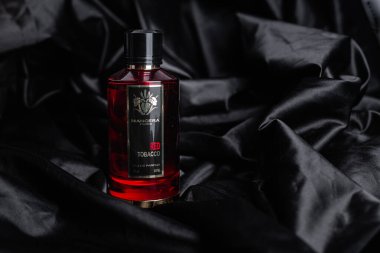 Siyah arka planda Mancera Red Tobacco parfümü