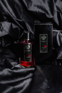 Siyah arka planda Mancera Red Tobacco parfümü