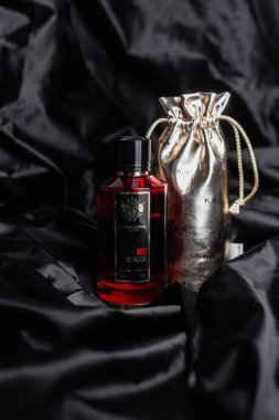 Siyah arka planda Mancera Red Tobacco parfümü