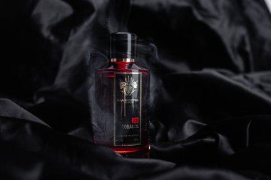 Siyah arka planda Mancera Red Tobacco parfümü