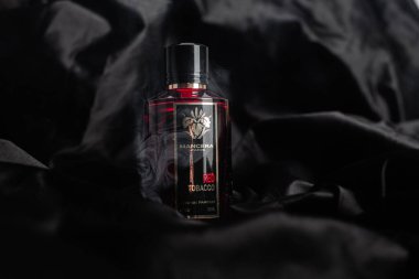 Siyah arka planda Mancera Red Tobacco parfümü