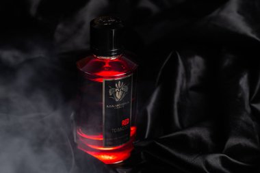 Siyah arka planda Mancera Red Tobacco parfümü