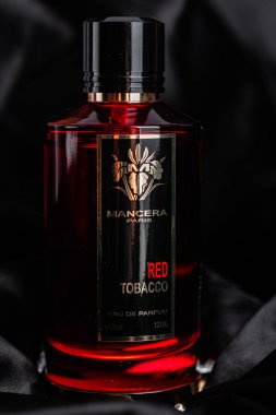 Siyah arka planda Mancera Red Tobacco parfümü