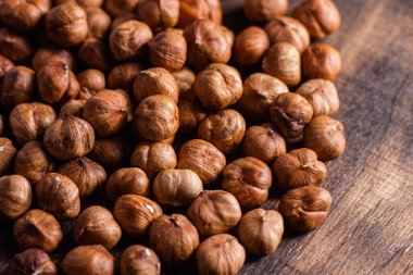 Çiğ, kabuksuz fındıklar. Yakın plan. Fındık