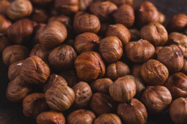 Çiğ, kabuksuz fındıklar. Yakın plan. Fındık