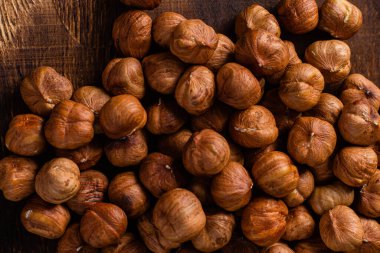 Çiğ, kabuksuz fındıklar. Yakın plan. Fındık