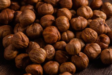 Çiğ, kabuksuz fındıklar. Yakın plan. Fındık