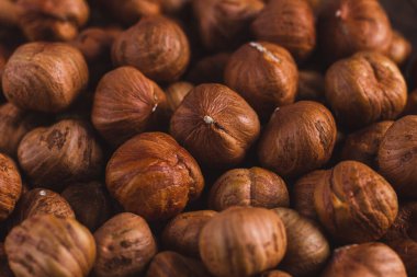 Çiğ, kabuksuz fındıklar. Yakın plan. Fındık