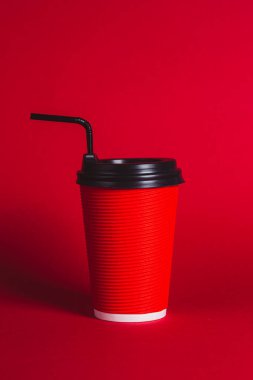 Kırmızı kağıt kahve fincanı yakın plan.