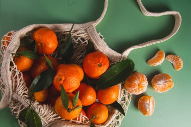 Clementine mandalinaları yeşil yapraklarla kaplıdır.