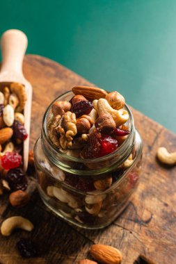 Fındık ve kurutulmuş meyve karışımı. Yakın plan..