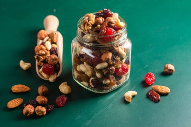 Fındık ve kurutulmuş meyve karışımı. Yakın plan..