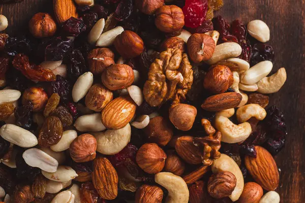 Fındık ve kurutulmuş meyve karışımı. Yakın plan..