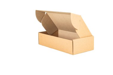 Beyaz arkaplanda karton kutu