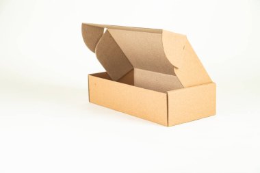 Beyaz arkaplanda karton kutu