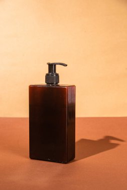 Bej arkaplanda sabun dağıtıcısı kapat