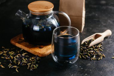 Tibet Anchan çayı, arka planda koyu bir yakın plan. Mavi çay.