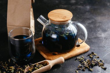 Tibet Anchan çayı, arka planda koyu bir yakın plan. Mavi çay.