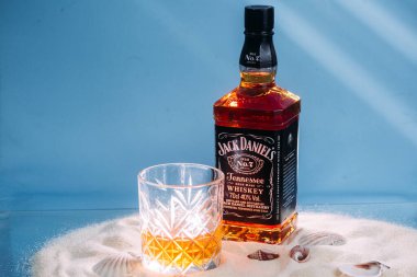 Bir şişe ve bir bardak Jack Daniels viskisi.