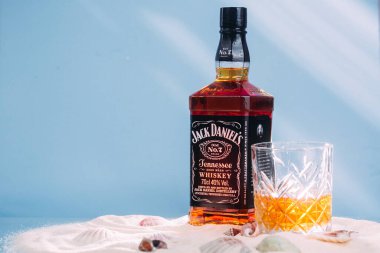 Bir şişe ve bir bardak Jack Daniels viskisi.