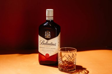 Siyah arka planda bir şişe Ballantine 's Whiskey.