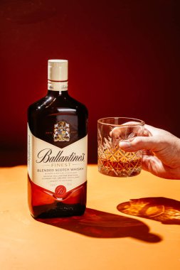 Siyah arka planda bir şişe Ballantine 's Whiskey.