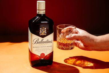 Siyah arka planda bir şişe Ballantine 's Whiskey.