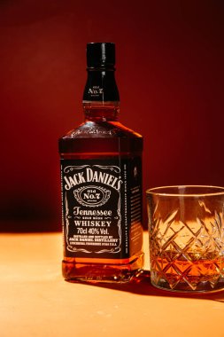 Karanlık bir arka planda bir şişe viski.