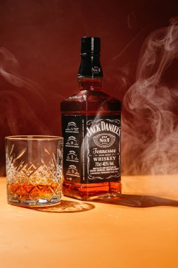 Karanlık bir arka planda bir şişe viski.