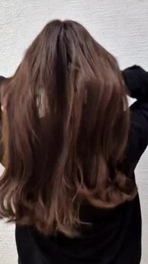 Uzun, açık kahverengi saçlar. Yakın çekim.