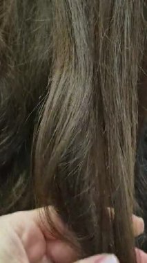 Uzun, açık kahverengi saçlar. Yakın çekim.