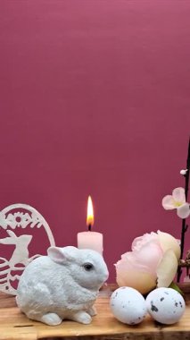 Tavşanlı, yumurtalı ve mumlu Paskalya kompozisyonu