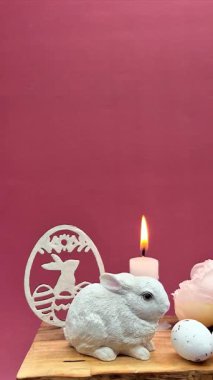 Tavşanlı, yumurtalı ve mumlu Paskalya kompozisyonu