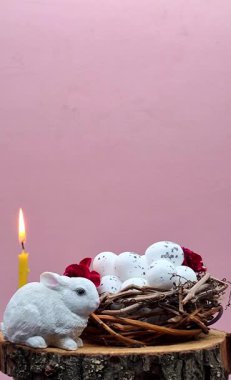 Tavşanlı, yumurtalı ve mumlu Paskalya kompozisyonu