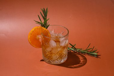 Meyve ve buzlu kokteyl. Buzlu limonata. Yaz kokteyli