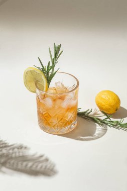 Meyve ve buzlu kokteyl. Buzlu limonata. Yaz kokteyli