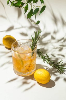 Meyve ve buzlu kokteyl. Buzlu limonata. Yaz kokteyli