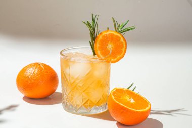 Meyve ve buzlu kokteyl. Buzlu limonata. Yaz kokteyli