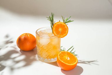 Meyve ve buzlu kokteyl. Buzlu limonata. Yaz kokteyli