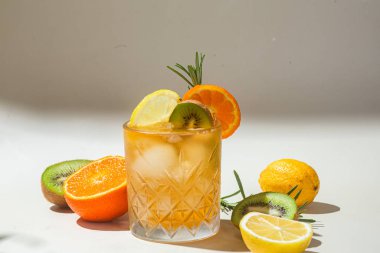 Meyve ve buzlu kokteyl. Buzlu limonata. Yaz kokteyli