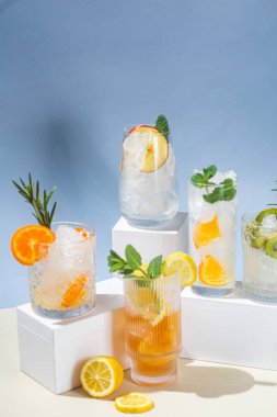 Meyve ve buzlu kokteyl. Buzlu limonata. Yaz kokteyli