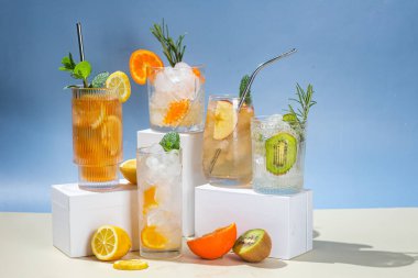Meyve ve buzlu kokteyl. Buzlu limonata. Yaz kokteyli