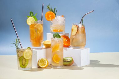 Meyve ve buzlu kokteyl. Buzlu limonata. Yaz kokteyli