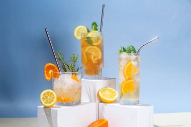 Meyve ve buzlu kokteyl. Buzlu limonata. Yaz kokteyli