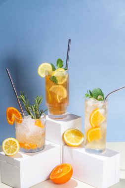 Meyve ve buzlu kokteyl. Buzlu limonata. Yaz kokteyli