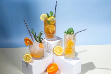 Meyve ve buzlu kokteyl. Buzlu limonata. Yaz kokteyli