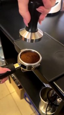 Kahve dükkanında cappuccino yapma süreci